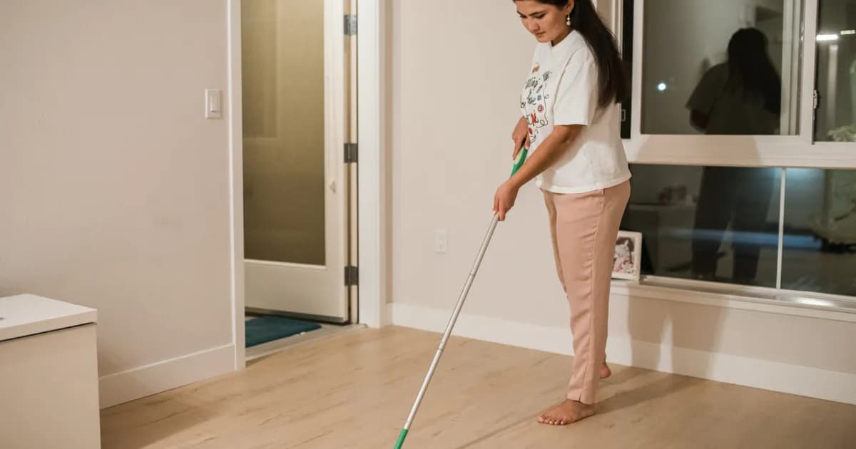 Czym myć panele po remoncie, aby uniknąć uszkodzeń i kosztów?