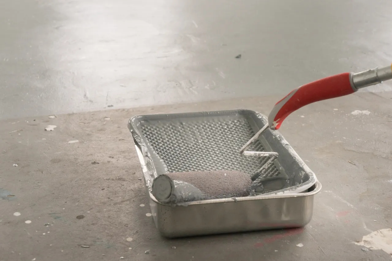 Czym pomalować beton na zewnątrz, aby uniknąć zniszczeń i kosztów?