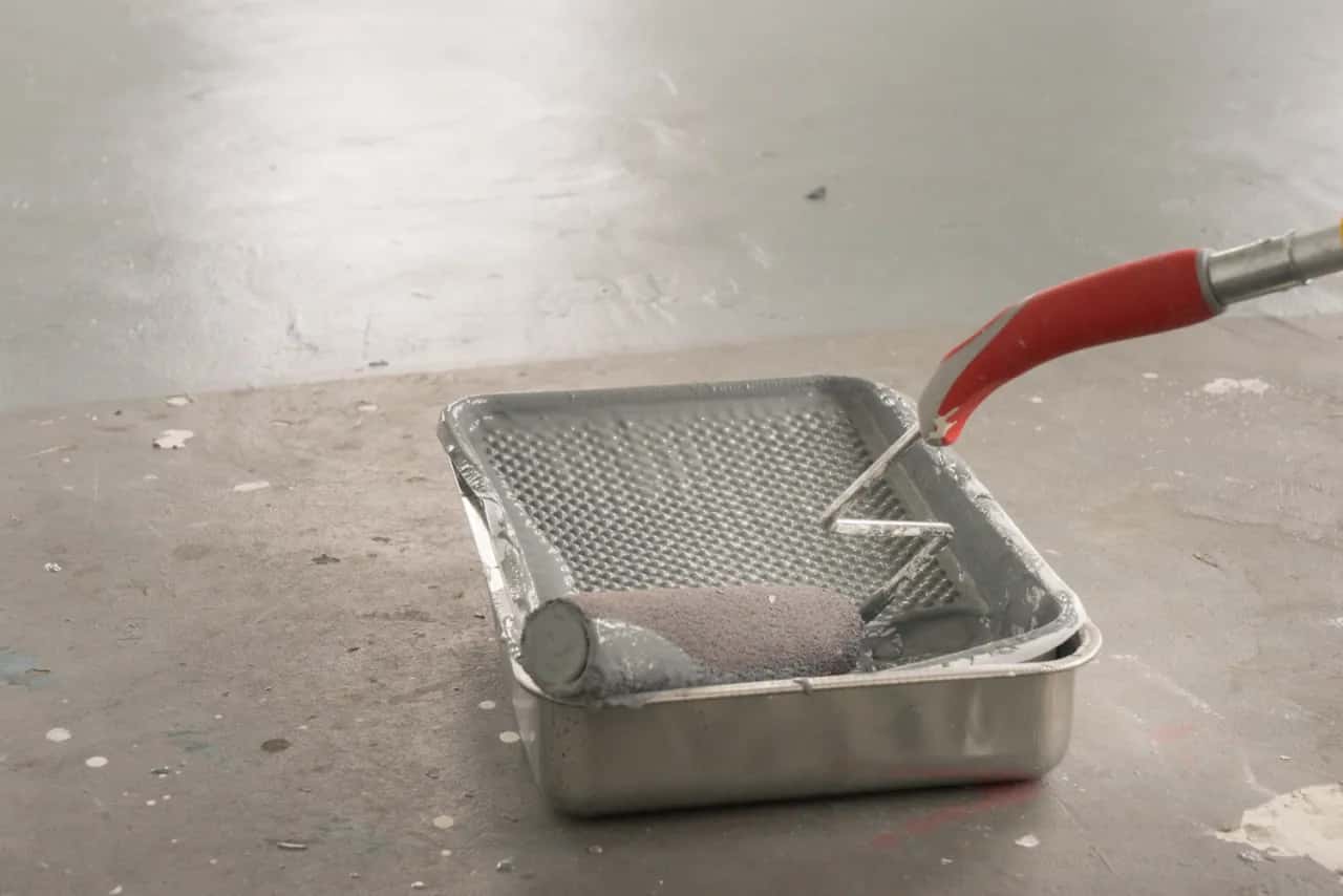 Czym pomalować beton na zewnątrz, aby uniknąć zniszczeń i kosztów?