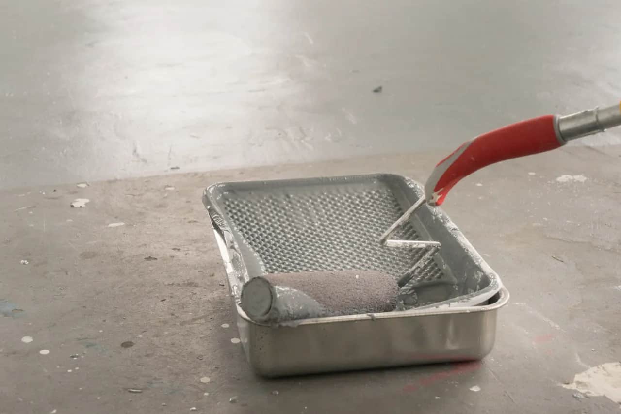 Czym pomalować beton na zewnątrz, aby uniknąć zniszczeń i kosztów?