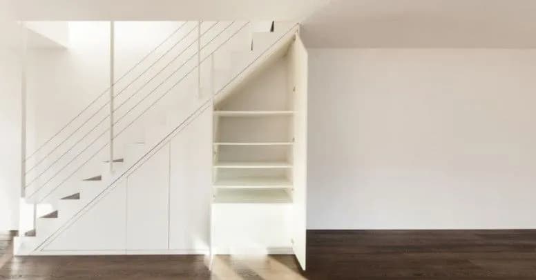 Jak zrobić szafki pod schodami - proste sposoby na wykorzystanie przestrzeni