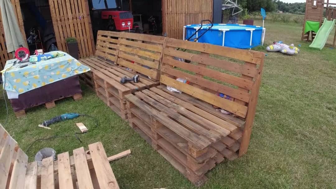 Jak zrobić z palet meble ogrodowe – łatwe kroki do wyjątkowego tarasu