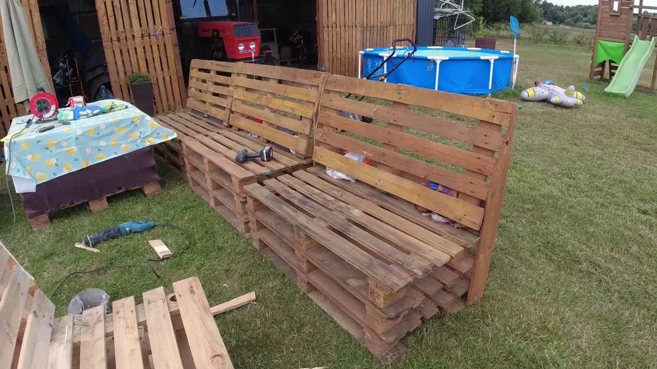 Jak zrobić z palet meble ogrodowe – łatwe kroki do wyjątkowego tarasu