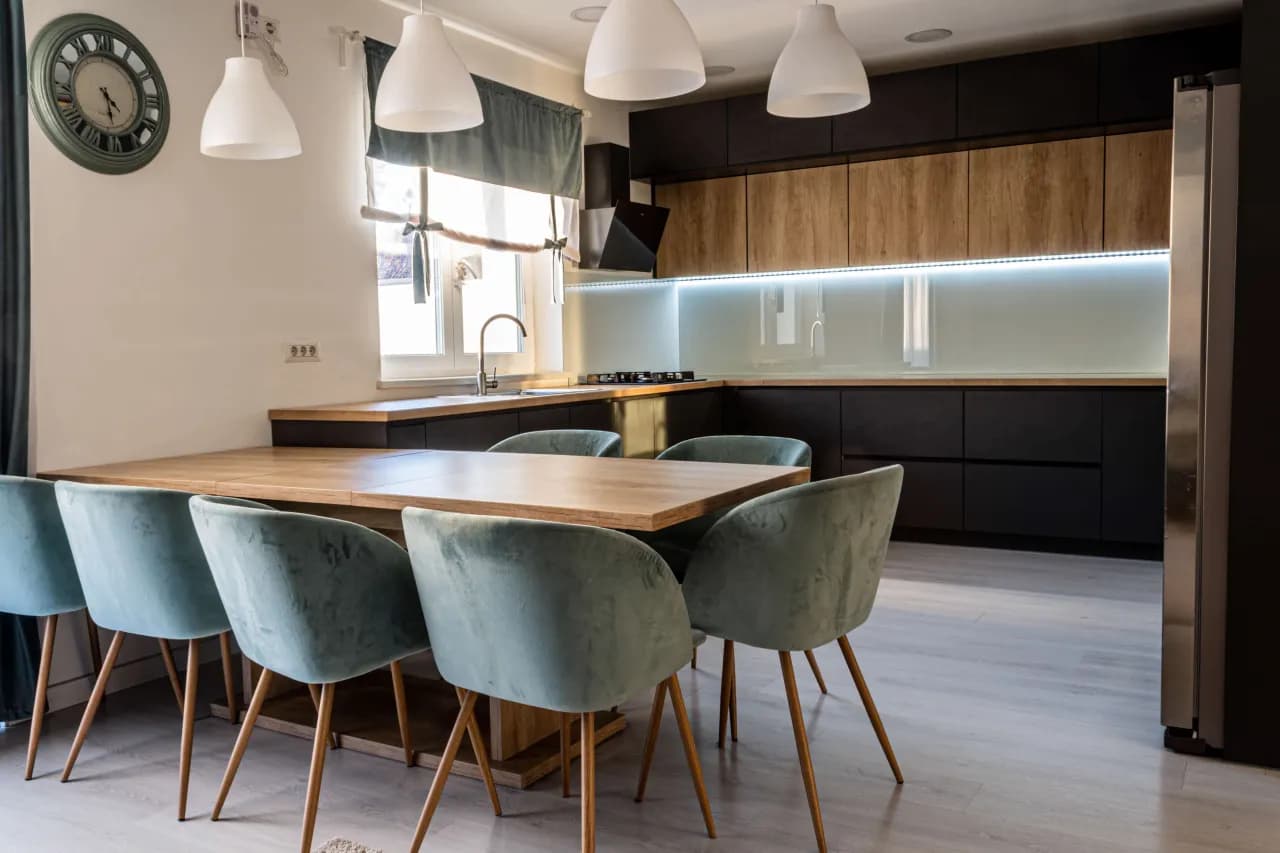 Jak zrobić stół z blatu kuchennego – proste kroki do efektu wow